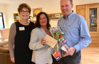 Marion Kleditzsch (v.li.) mit Carmen Hammerl und Michael Kortüm im Wohnzimmer des Stationären Hospizes 