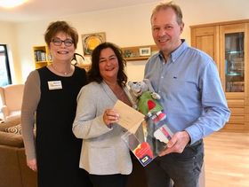 Marion Kleditzsch (v.li.) mit Carmen Hammerl und Michael Kortüm im Wohnzimmer des Stationären Hospizes 