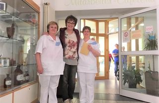 Helena Wagner (li) von der Cafeteria und Christel Stankowitz von der Küche (re.) mit Marion Kleditzsch 