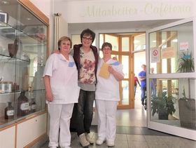 Helena Wagner (li) von der Cafeteria und Christel Stankowitz von der Küche (re.) mit Marion Kleditzsch 