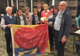 Marion Kleditzsch (hi Mitte) gemeinsam mit den KAB-Kartenspieler*innen um Ulrich Bröckerhoff (re) 