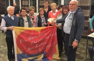 Marion Kleditzsch (hi Mitte) gemeinsam mit den KAB-Kartenspieler*innen um Ulrich Bröckerhoff (re) 