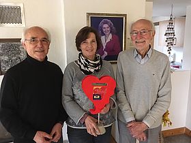 Wilfried Schütte (li) und Horst Gärtner (beide MGV Harmonie) mit Ilona Köckler von den Landfrauen Wiescherhöfen/Weetfeld