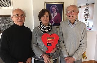 Wilfried Schütte (li) und Horst Gärtner (beide MGV Harmonie) mit Ilona Köckler von den Landfrauen Wiescherhöfen/Weetfeld