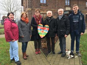 Die Ausrichter des 10. Weetfelder Weihnachtsmarktes auf dem Hof Köckler mit Marion Kleditzsch (Mi.) vom Hospiz: Sabine Baukelmann, Ilona Köckler, Marion Kleditzsch, Wilfried Schütte, Horst Gärtner 