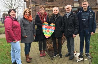 Die Ausrichter des 10. Weetfelder Weihnachtsmarktes auf dem Hof Köckler mit Marion Kleditzsch (Mi.) vom Hospiz: Sabine Baukelmann, Ilona Köckler, Marion Kleditzsch, Wilfried Schütte, Horst Gärtner 
