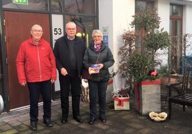 Gerd Baumjohann (Mi) mit den Vertretern der ZwAR Heessen vor dem Stationären Hospiz
