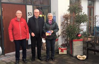 Gerd Baumjohann (Mi) mit den Vertretern der ZwAR Heessen vor dem Stationären Hospiz