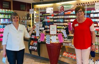 Geldübergabe in der Dorotheen-Apotheke: Annette Dietrich (li.) mit Marion Kleditzsch vom Förderverein Hospiz 