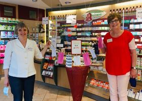 Geldübergabe in der Dorotheen-Apotheke: Annette Dietrich (li.) mit Marion Kleditzsch vom Förderverein Hospiz 