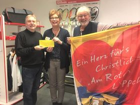 Dietmar Wolf mit Heinrich Klockenbusch (re) und Marion Kleditzsch (Mi) vom Förderverein Hospiz Hamm e.V. 