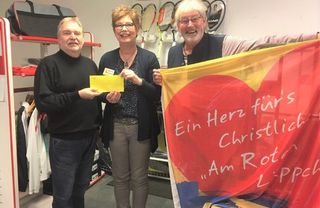 Dietmar Wolf mit Heinrich Klockenbusch (re) und Marion Kleditzsch (Mi) vom Förderverein Hospiz Hamm e.V. 