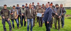 Spendenübergabe an den Schatzmeister Gerd Baumjohann (re) mit Heinz Löffeler (li) von den Mittwochsschützen (im Hintergrund)
