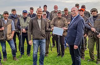 Spendenübergabe an den Schatzmeister Gerd Baumjohann (re) mit Heinz Löffeler (li) von den Mittwochsschützen (im Hintergrund)