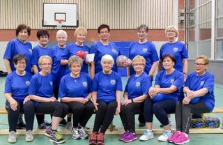 Das Team der Sportgruppe Beinhoch in der Turnhalle der Karlschule  (Foto: H. Wiemer) 