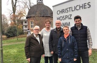 Marion Kleditzsch (2.v.li) nimmt die Spende von Franja Schütte (v.li.), Norbert Woischke, Desiree Menke und Jonathan Klein entgegen.