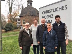 Marion Kleditzsch (2.v.li) nimmt die Spende von Franja Schütte (v.li.), Norbert Woischke, Desiree Menke und Jonathan Klein entgegen.