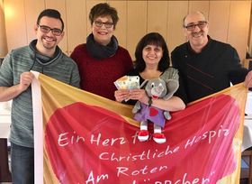 Familie Mingram im Saal ihrer Gaststätte KGV Neuland mit Marion Kleditzsch (2.v.li.) vom Förderverein Hospiz Hamm 