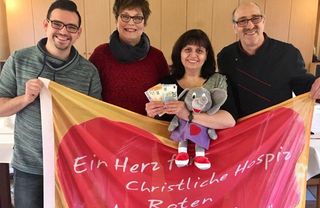 Familie Mingram im Saal ihrer Gaststätte KGV Neuland mit Marion Kleditzsch (2.v.li.) vom Förderverein Hospiz Hamm 