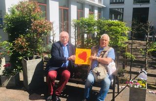 Geldübergabe "Am Roten Läppchen'" mit Gerd Baumjohann (li) und Wilhelmus Couwenbergs
