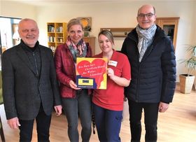 Dieter Büter, Konny Balcerzak, Melanie Kraus (Hospiz) und Heinz Löffeler im Wohnzimmer des Stationären Hospizes 