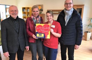 Dieter Büter, Konny Balcerzak, Melanie Kraus (Hospiz) und Heinz Löffeler im Wohnzimmer des Stationären Hospizes 