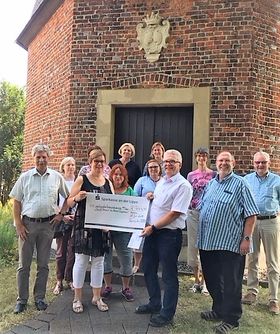 Roswitha Thoms (Mi, grünes Shirt) und ihr Team bei der Geldübergabe "Am Roten Läppchen" mit Ina Kasten-Kisling (3.v.li.)