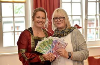 Frau Märchen Katja Kaufmann im Fachwerkhaus "Am Roten Läppchen" mit Sylvie Blätgen (re), die die Hopi-Kids leitet