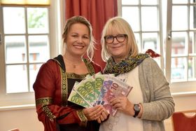 Frau Märchen Katja Kaufmann im Fachwerkhaus "Am Roten Läppchen" mit Sylvie Blätgen (re), die die Hopi-Kids leitet