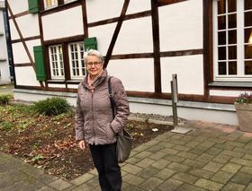 Annerose Janitzki vor dem Fachwerkhaus "Am Roten Läppchen" 