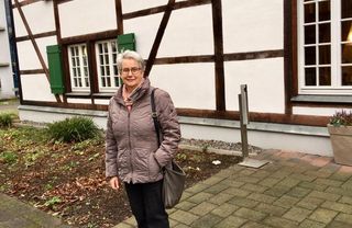 Annerose Janitzki vor dem Fachwerkhaus "Am Roten Läppchen" 