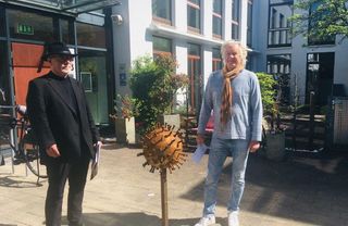 Frank Schneider (li) und Wolfgang Rosenbaum bei der Übergabe der Corona-Skulptur direkt "Am Roten Läppchen" 