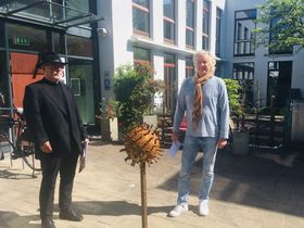 Frank Schneider (li) und Wolfgang Rosenbaum bei der Übergabe der Corona-Skulptur direkt "Am Roten Läppchen" 